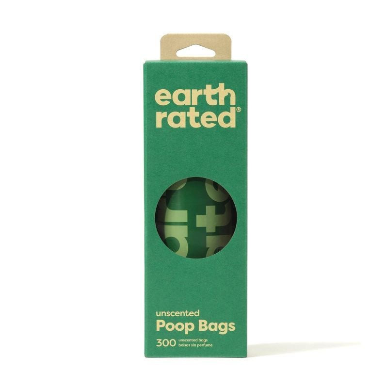 Gros plan du rouleau de sacs à crottes Earth Rated sans parfum dans la boîte, montrant le rouleau co