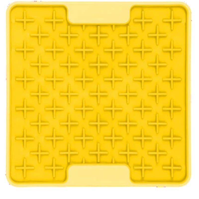 Vue en angle de la gamelle à lécher LickiMat Mini Tuff Buddy jaune avec motif labyrinthe pour léchag
