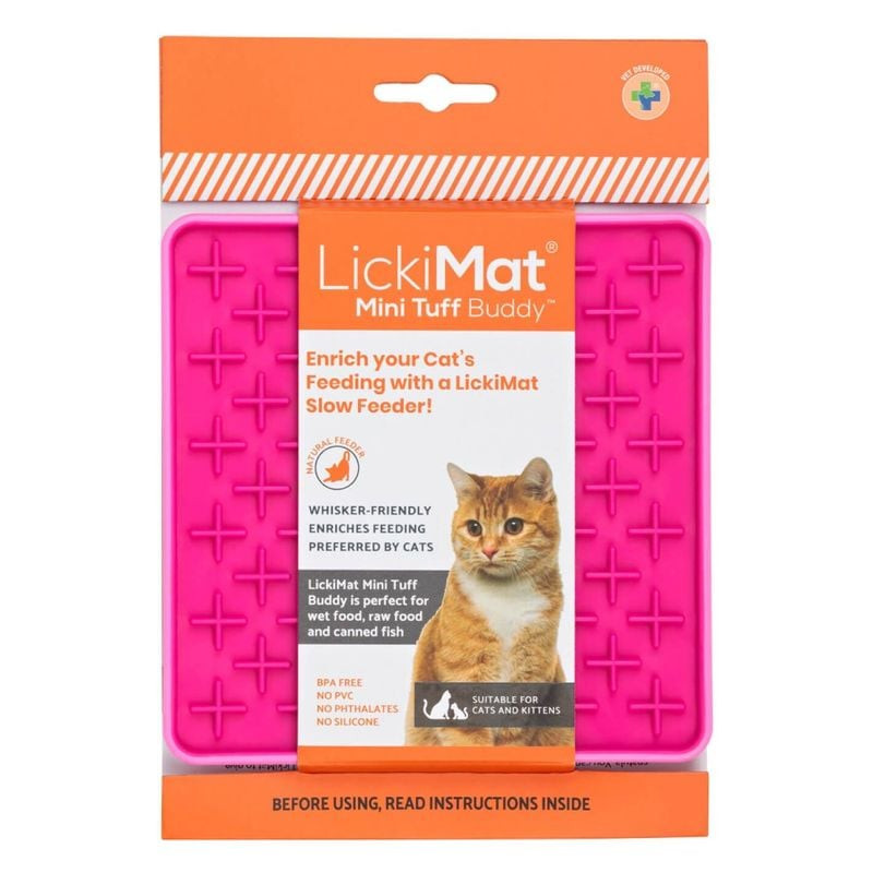 Tapis de léchage LickiMat Mini Tuff Buddy léché par un petit chien, montrant son attrait pour les an