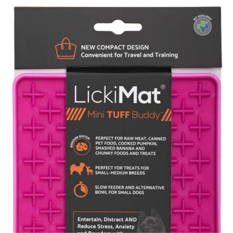 Tapis LickiMat Mini Tuff Buddy à côté d'un chat, illustrant son adaptabilité aux félins.