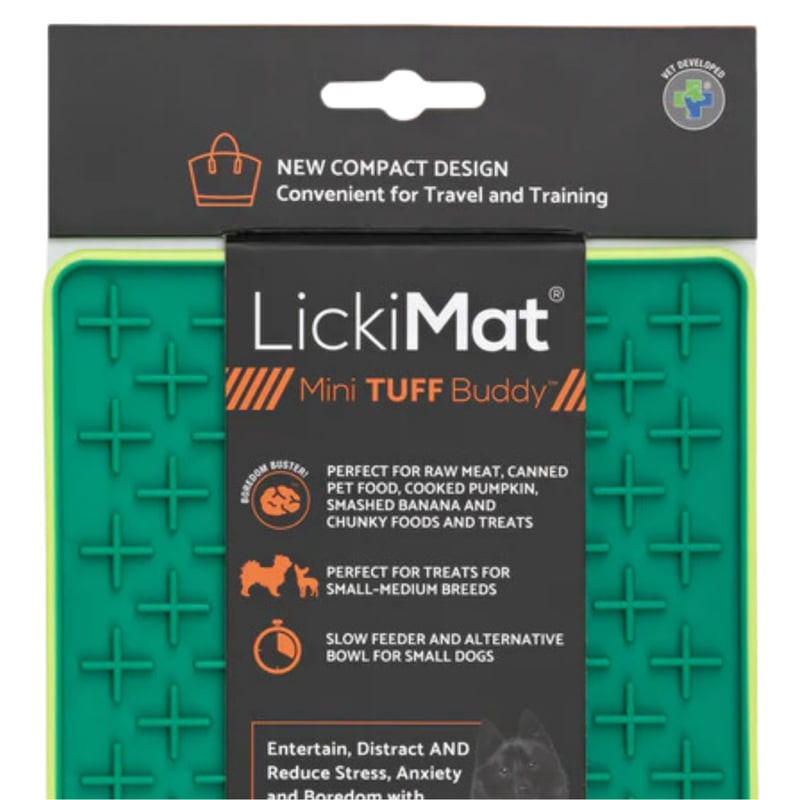 Vue angulaire du LickiMat Mini Tuff Buddy montrant la texture et la profondeur du tapis à lécher len