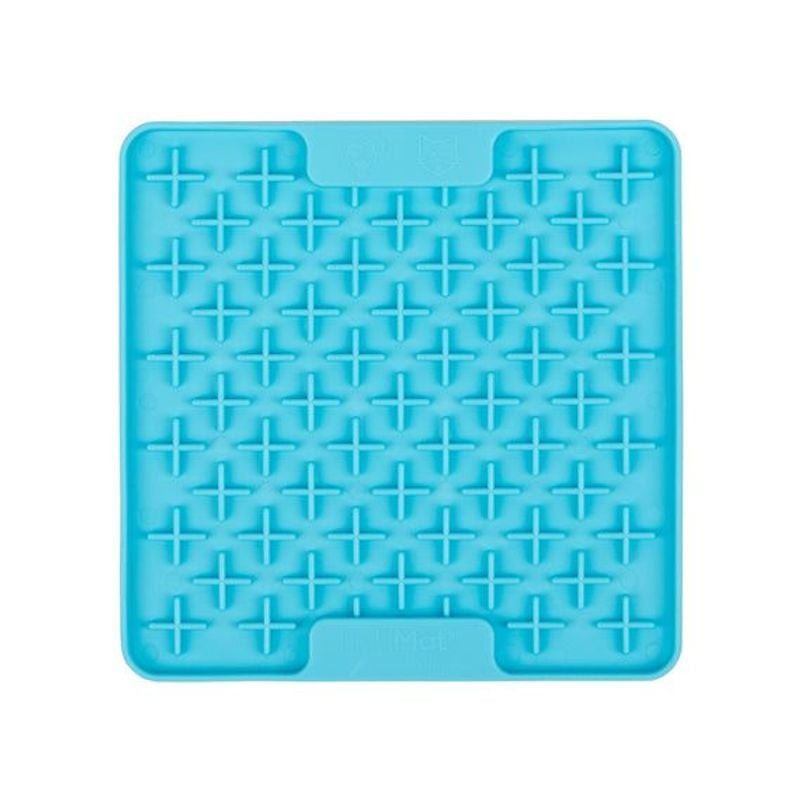 Tapis à lécher LickiMat Mini Buddy 1964533 vert texturé sur un lit pour animal de compagnie