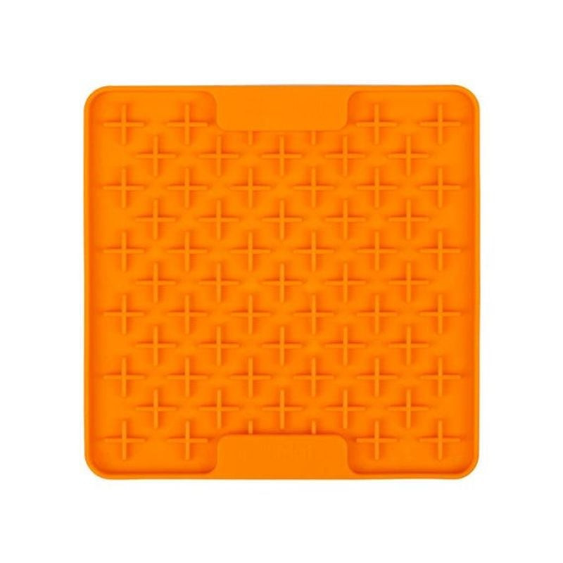 Tapis à lécher LickiMat Mini Buddy 1964533 orange à côté d'un chien