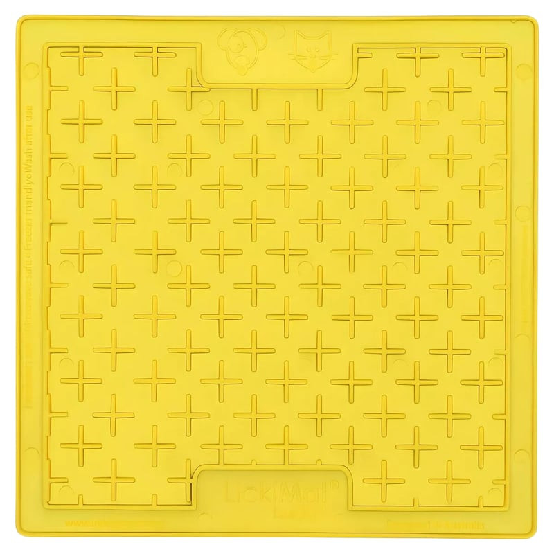 Tapis de léchage LickiMat Buddy Classic avec une cuillerée de yaourt.