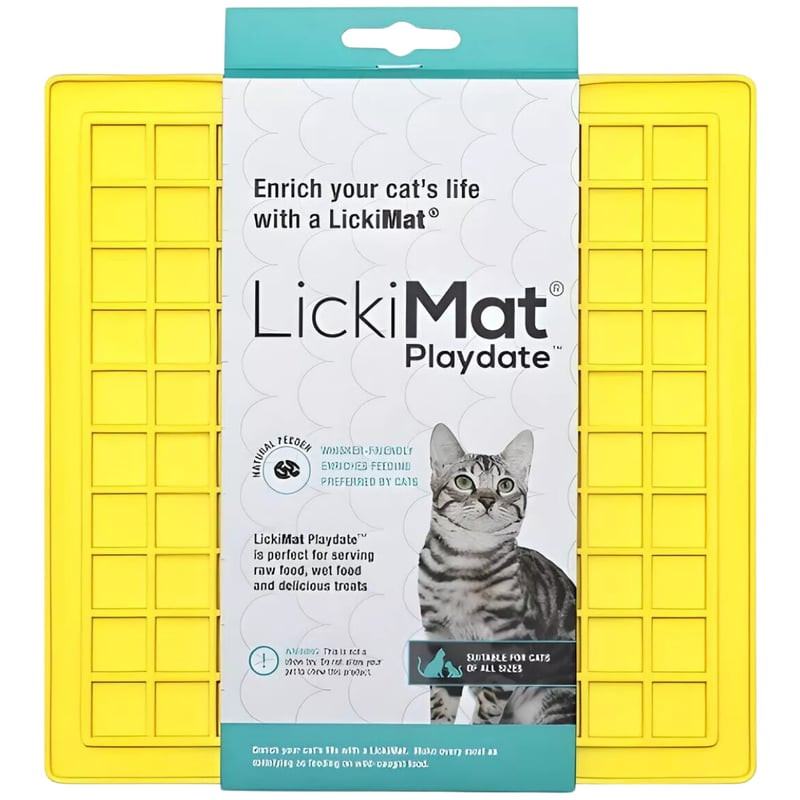 Gamelle à lécher Playdate Classic jaune pour chat avec surface texturée sur fond clair.