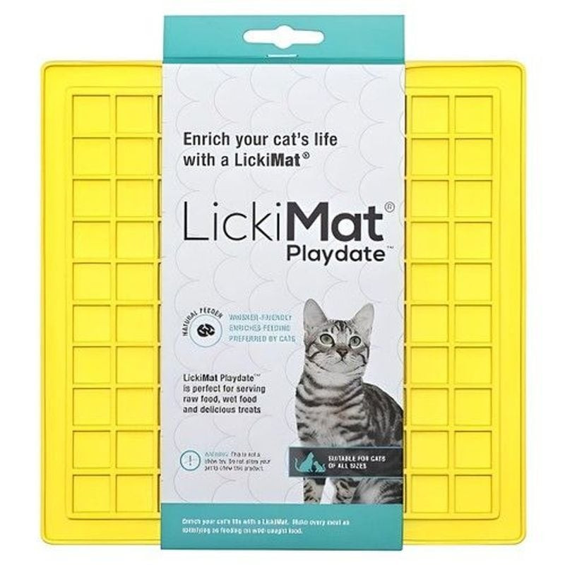 Gamelle à lécher LickiMat Playdate Classic jaune pour chat posée sur fond neutre