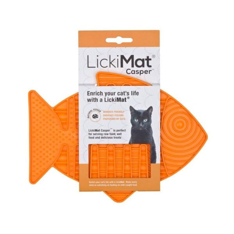 Vue en angle du tapis de léchage LickiMat Casper pour chat mettant en avant sa base antidérapante.