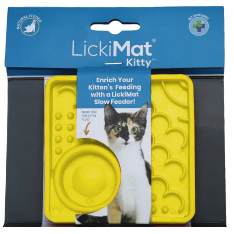 Gros plan sur la surface texturée du tapis en silicone jaune LickiMat Kitty pour chats.