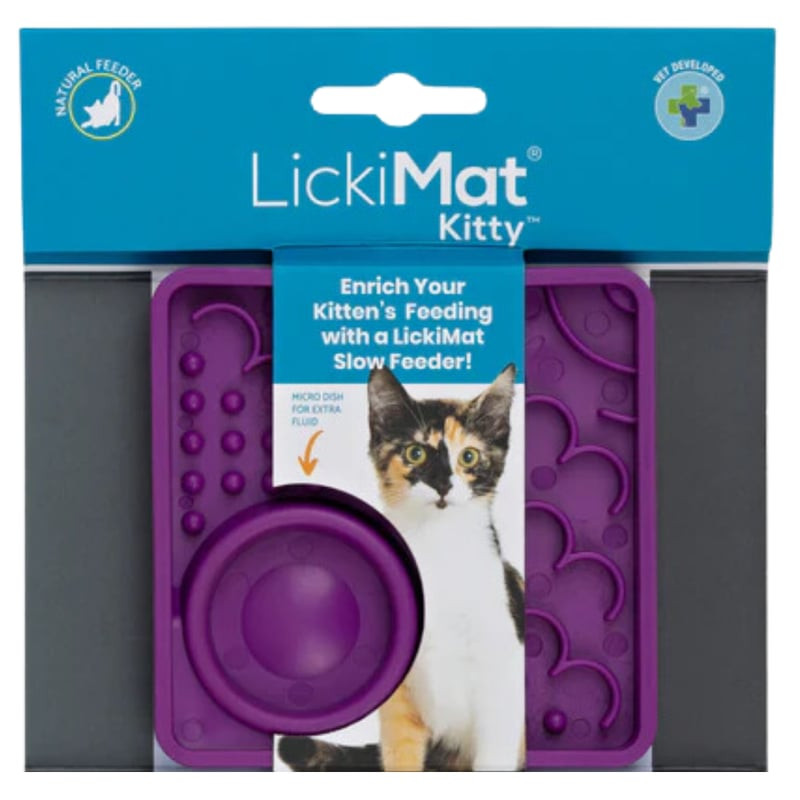 Packshot du tapis à lécher LICKIMAT 1964509 en silicone violet texturé pour chats, sur fond neutre.