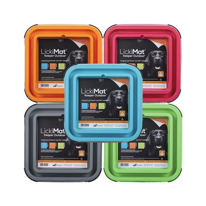 Vue du dessous du LickiMat Outdoor Keeper avec pieds antidérapants pour une stabilité optimale.