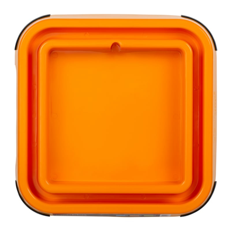 Support LickiMat Outdoor Keeper vide montrant le renfoncement conçu pour maintenir solidement les ta