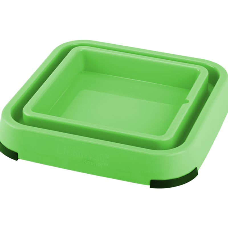 Vue en angle du LickiMat Outdoor Keeper montrant son design ergonomique avec fossé d'eau et rétentio