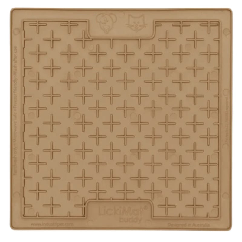 Tapis à lécher LickiMat Buddy Classic café, vue en gros plan montrant la surface texturée et la flex