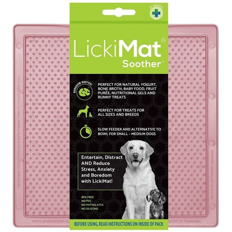 Gros plan du LickiMat Classic Soother goyave montrant le motif de picots.