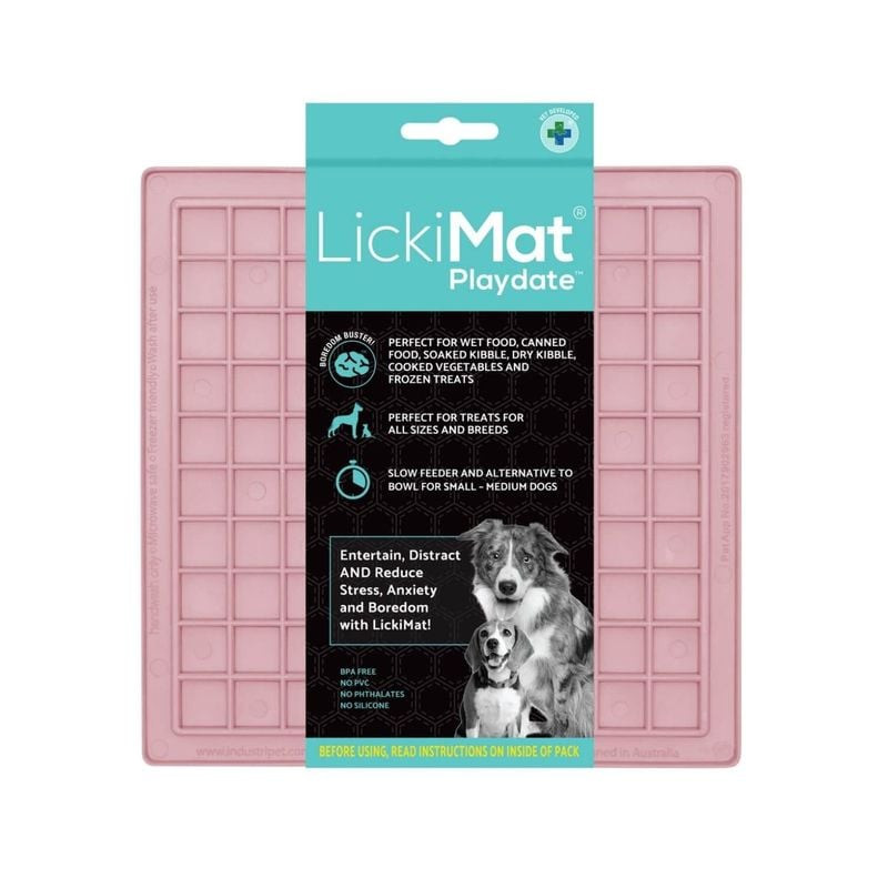 Tapis à lécher LickiMat Playdate Classic goyave avec empreintes de pattes visibles, vue en angle mon