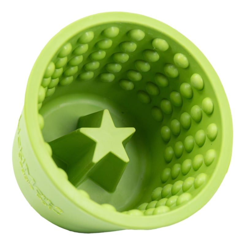 Vue de côté de la gamelle distributeur lent LickiMat Yoggie Pot montrant sa forme de pot et son maté