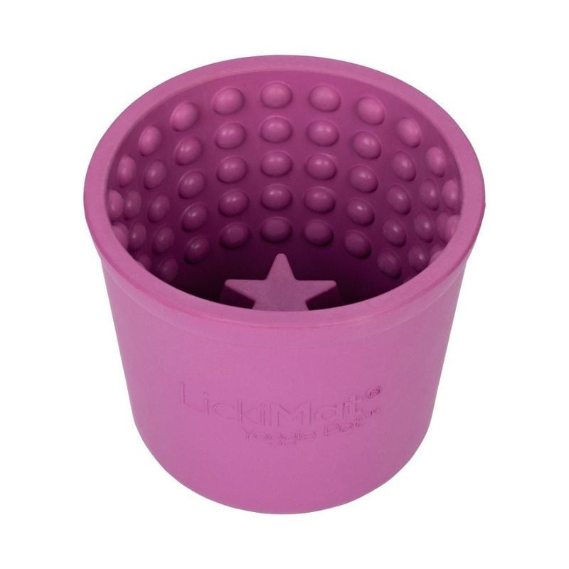 Gros plan sur les picots en caoutchouc et la texture du LickiMat Yoggie Pot pour lécher