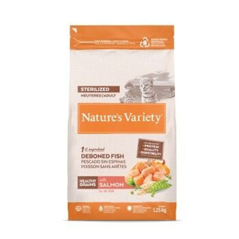 Vue de face du sac de croquettes au saumon Nature's Variety 1966887 pour chats adultes stérilisés.