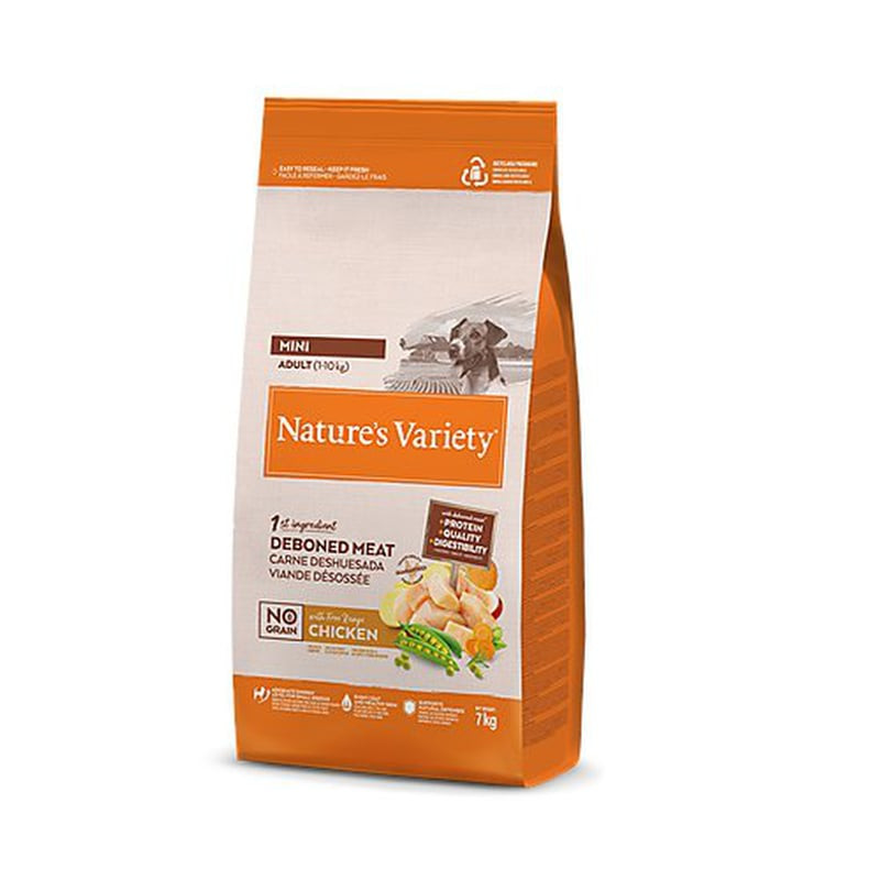 Plan d'ambiance du sac de croquettes Nature's Variety avec un petit chien à côté