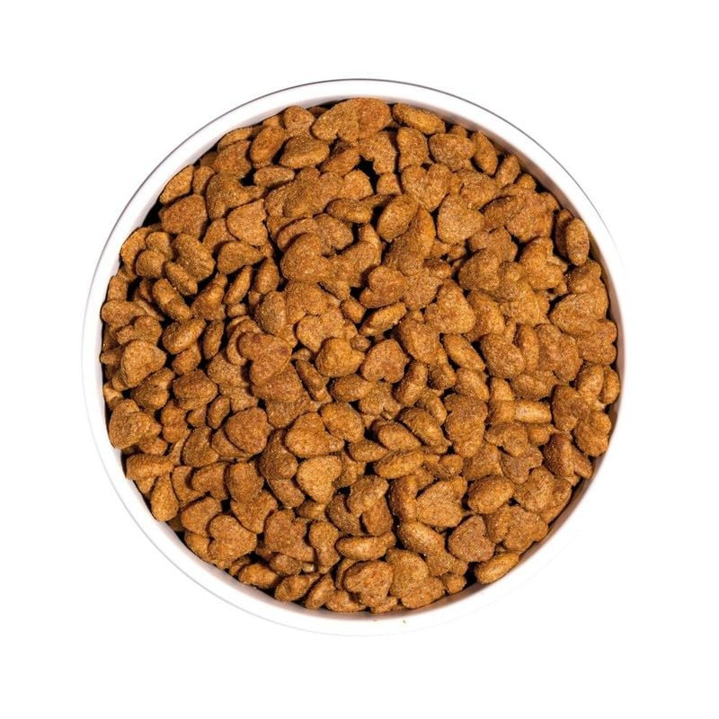 Détail en gros plan des croquettes Ownat Classic Light pour chat, mettant en valeur la texture et la