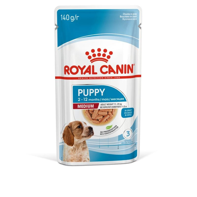 Packshot de la pâtée Royal Canin Medium Puppy montrant un bol de morceaux en sauce et l'emballage du