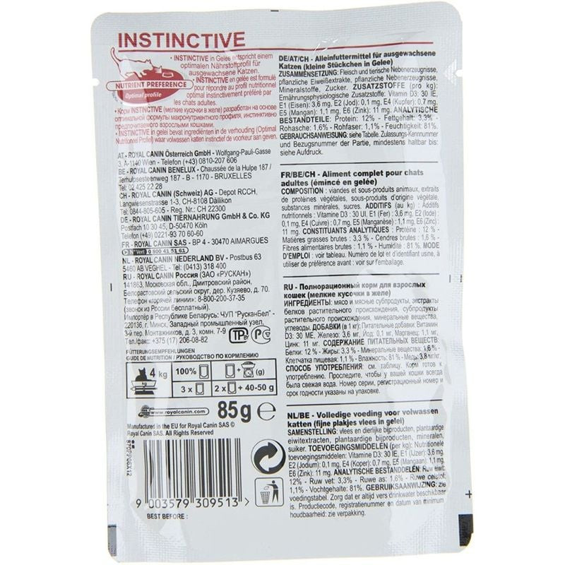Gros plan de la nourriture humide Royal Canin 1967580 montrant la gelée et des morceaux de viande, s