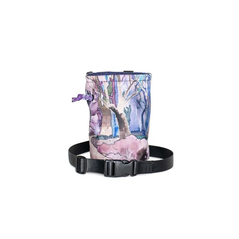 Vue avant de la pochette à friandises Tamer Secret Forest pour chien, motif forêt, taille compacte, 