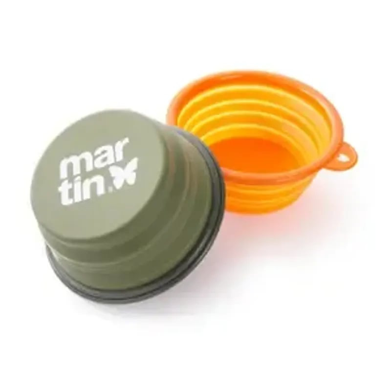 Gamelle pliable kaki Martin Sellier repliée à côté de la version orange sur fond blanc avec emballag