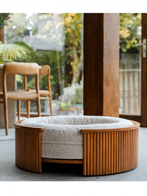 VADIGRAN Fantail Elite dog cushion in a living room, a golden retriever resting on the round orthope