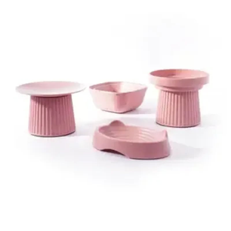 Scène d'ambiance présentant les accessoires pour chat Martin Sellier rose : gamelles surélevées, pla