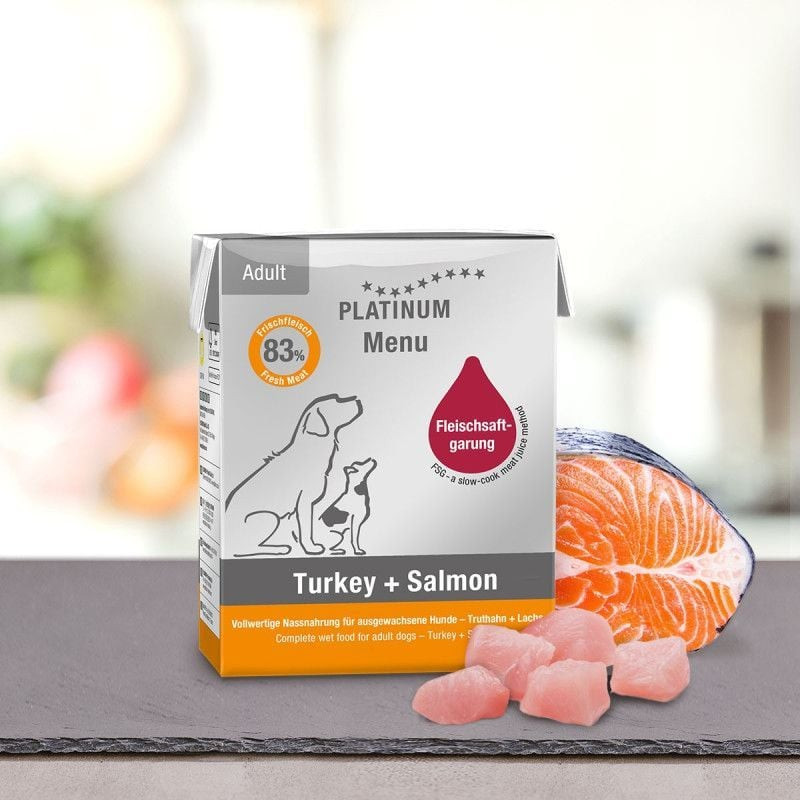 Emballage pâtée PLATINUM Dinde + Saumon pour chien sur ardoise avec filet de saumon frais et morceau