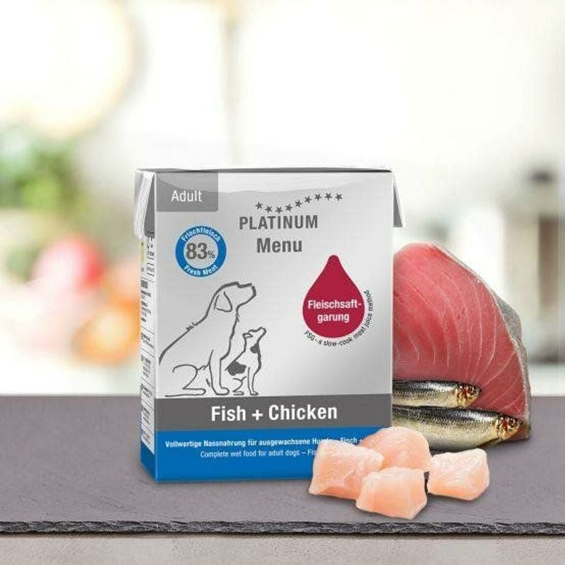 Pâtée Platinum Poisson + Poulet pour chien adulte sur table avec saumon et thon frais, sachet blanc 