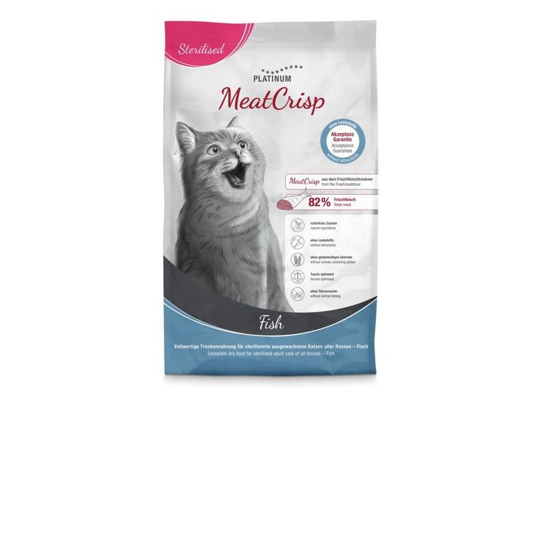 Vue avant du sac de croquettes PLATINUM MeatCrisp Stérilisé Poisson avec chat gris heureux, étiquett