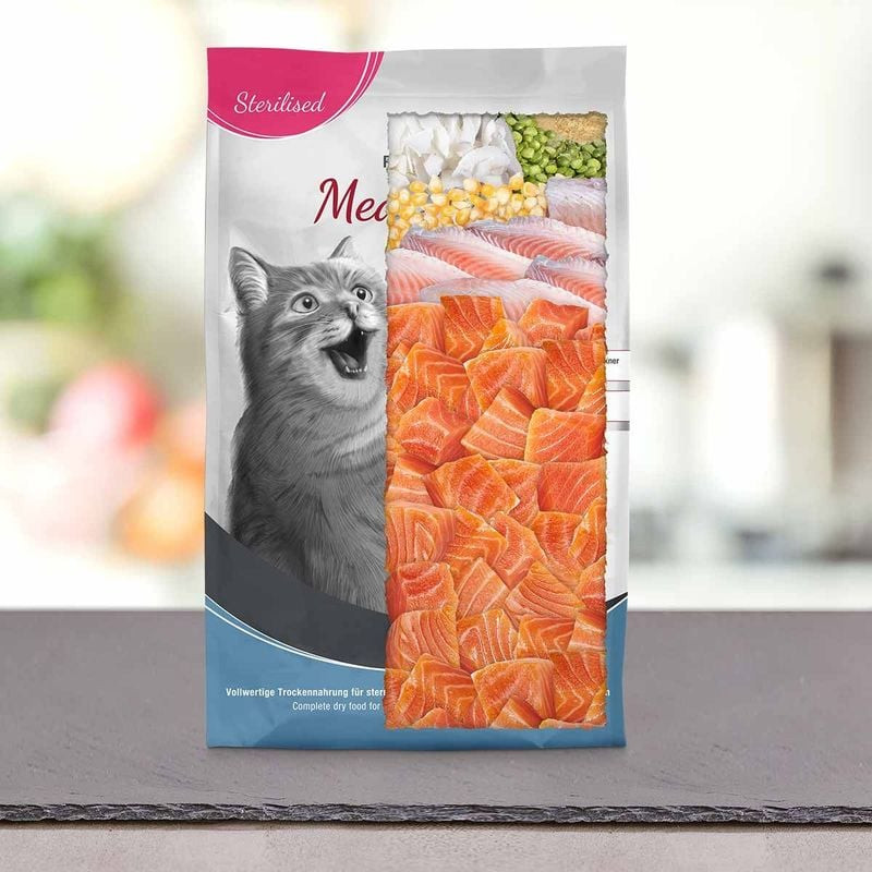 Gros plan sur le sac PLATINUM MeatCrisp Stérilisé Poisson déchiré, révélant des morceaux de saumon o