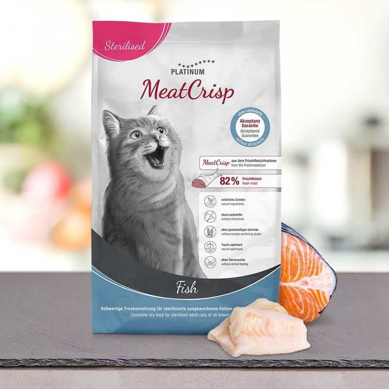 Photo d'ambiance du sac Platinum MeatCrisp Stérilisé Poisson 1,5 kg sur ardoise, avec filets de saum