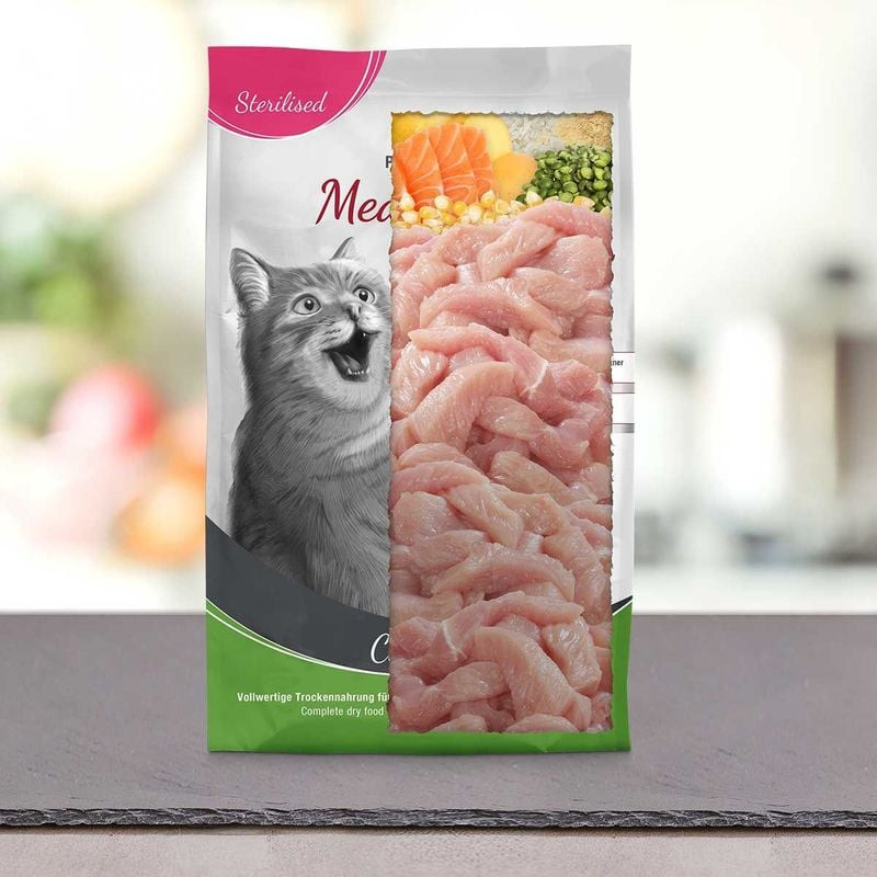 Sac ouvert Platinum MeatCrisp Stérilisé Poulet révélant des morceaux de poulet frais avec saumon, ma