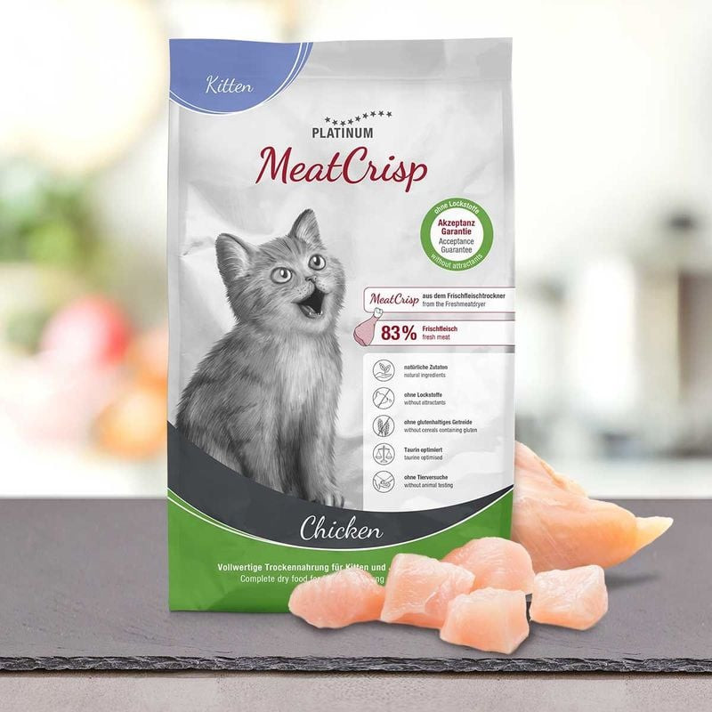 Sac Platinum MeatCrisp Kitten Chicken en ambiance naturelle sur ardoise avec morceaux de poulet cru 