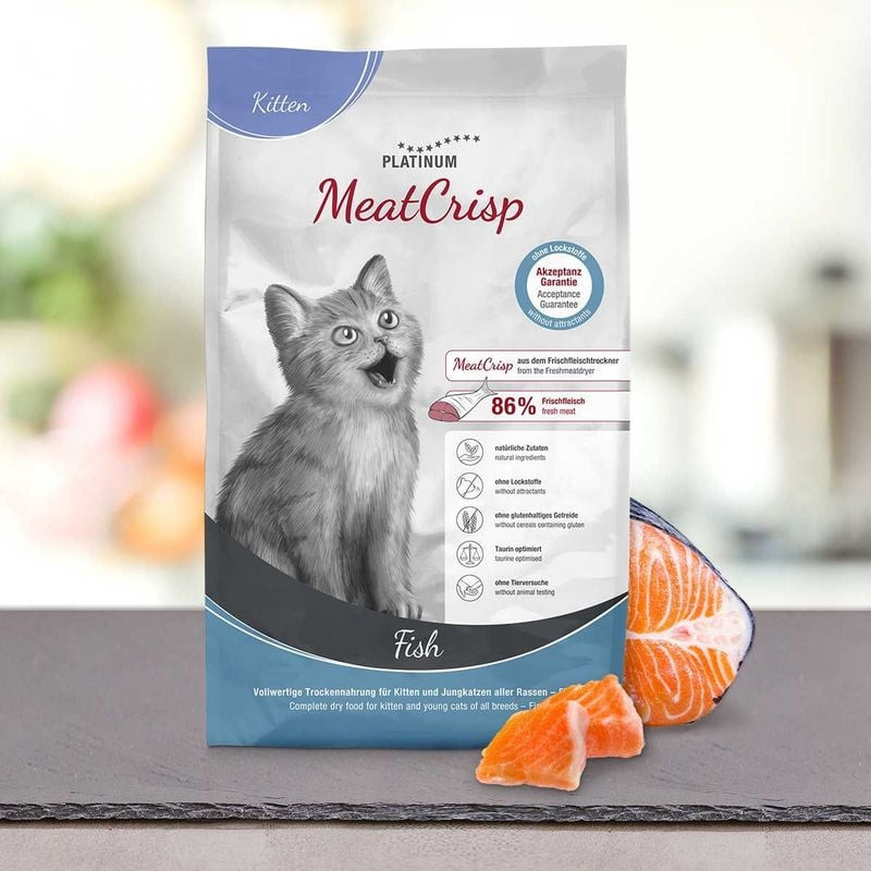 Sac Platinum MeatCrisp Kitten Fish sur ardoise avec tranches de saumon orange frais à côté, mettant 
