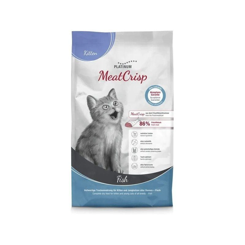 Vue avant du sac de croquettes Platinum MeatCrisp Kitten Fish pour chaton avec chaton gris joueur, é