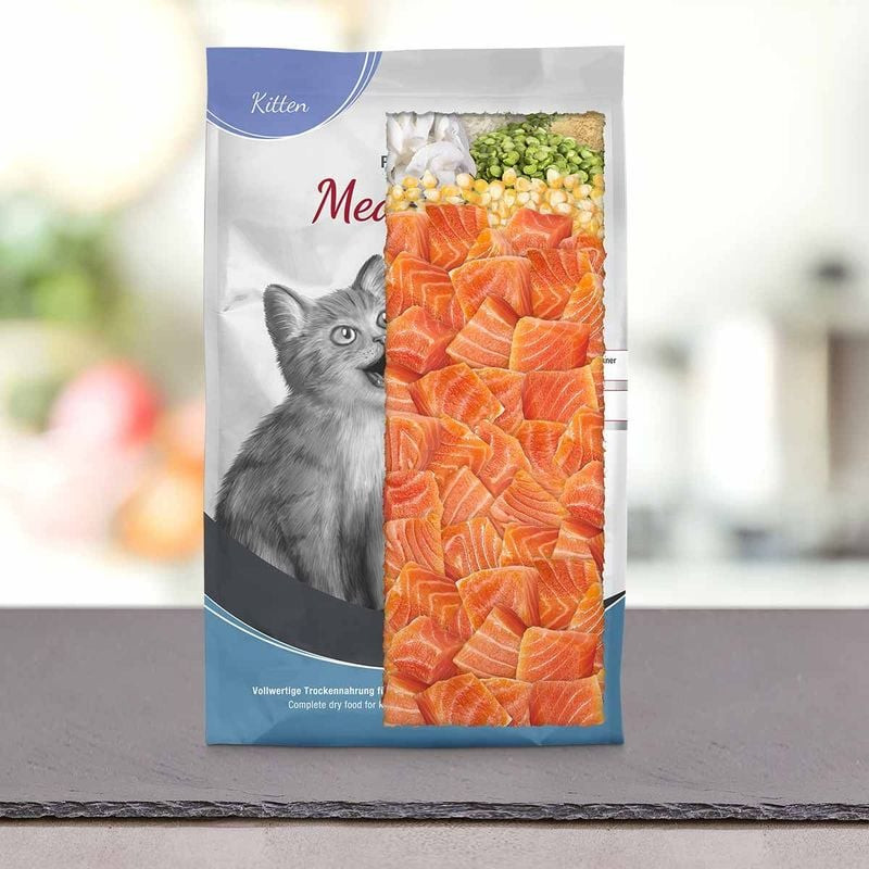 Sac ouvert Platinum MeatCrisp Kitten Fish 400g révélant morceaux de saumon frais mélangés à du maïs 
