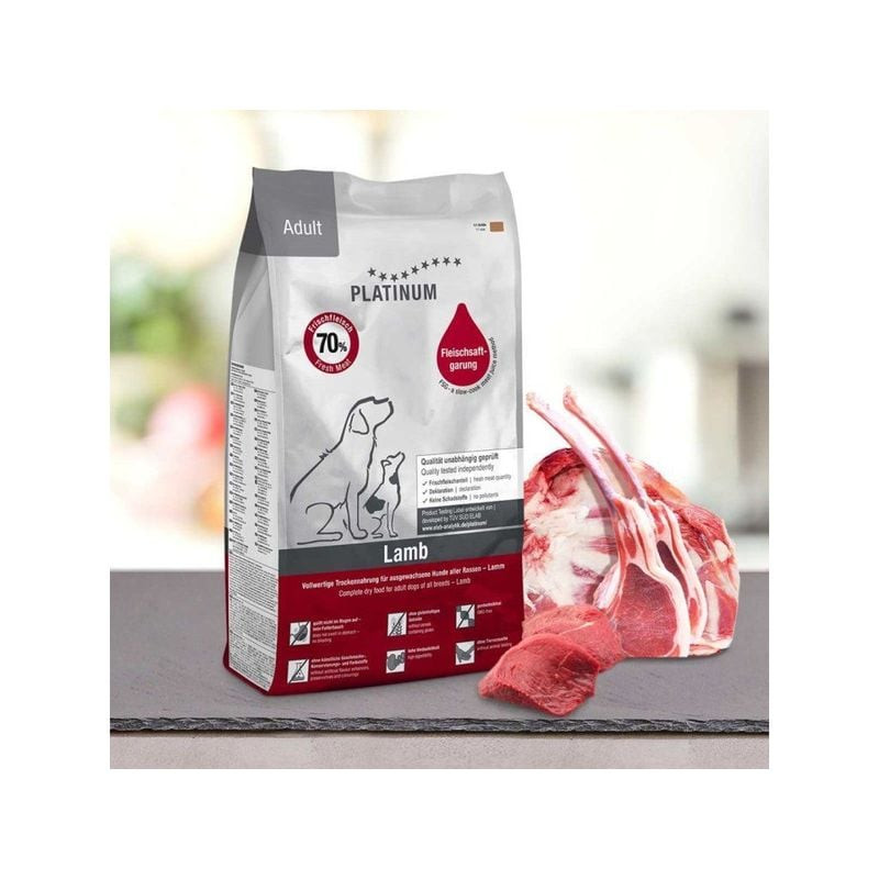 Vue lifestyle du paquet de croquettes Platinum Chien Adulte Agneau avec côtes d'agneau fraîches sur 