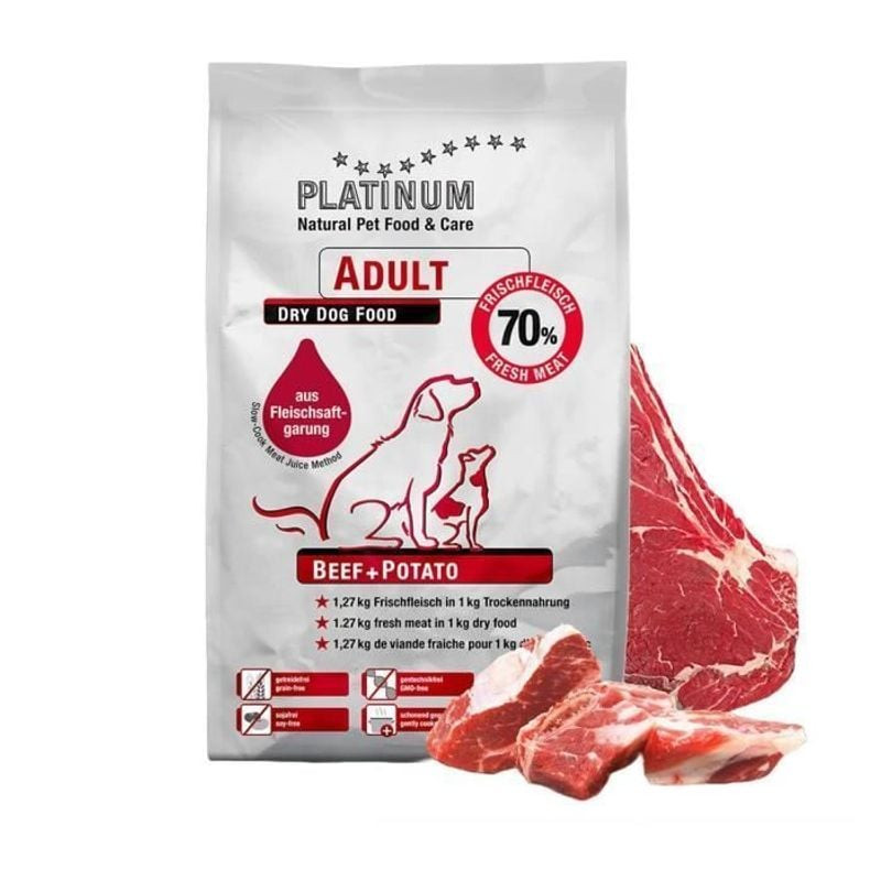 Gros plan sur le sac de croquettes PLATINUM bœuf pour chien mettant en avant morceaux de bœuf frais,