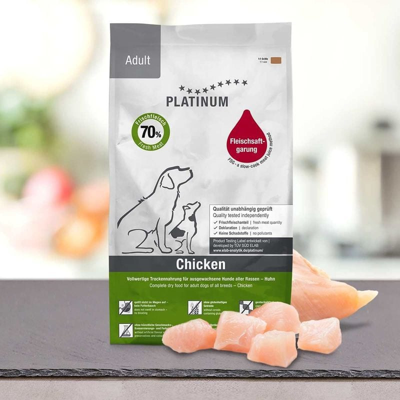 Sac de croquettes Platinum 1116262 poulet pour chien en cadre naturel sur ardoise avec morceaux de p