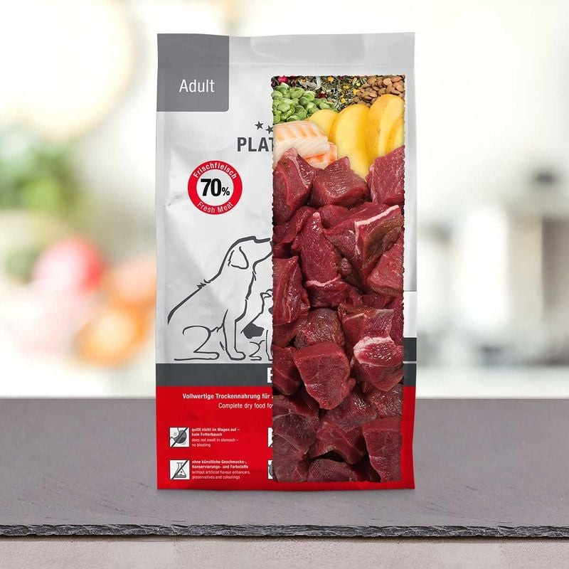 Gros plan sur le sac Platinum Adult Beef 900g montrant des croquettes avec morceaux de bœuf, légumes