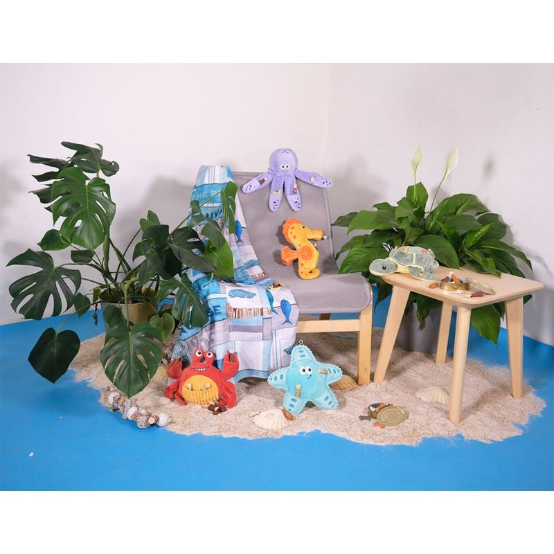 VADIGRAN 1116172 peluche crabe rouge en décor plage avec plantes, sable, coquillages et autres jouet