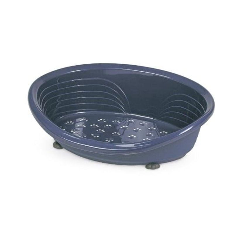 Gros plan sur la corbeille plastique bleue Martin Sellier pour animaux, montrant sa robustesse et le