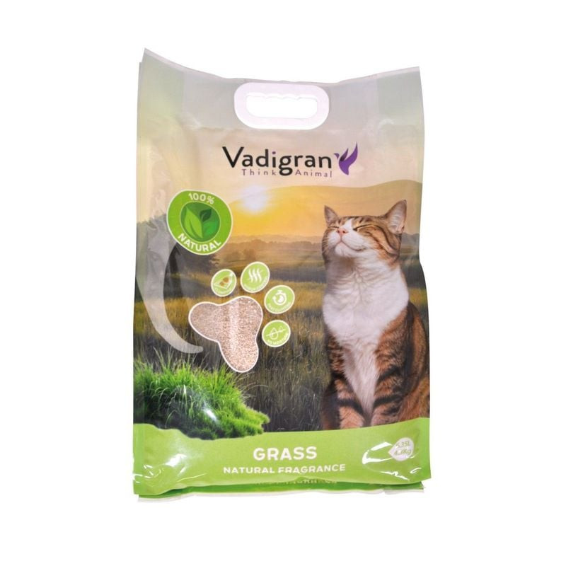 Sac de litière naturelle pour chat Vadigran Grass 4,3 kg avec un chat, fond de champ d’herbe et labe