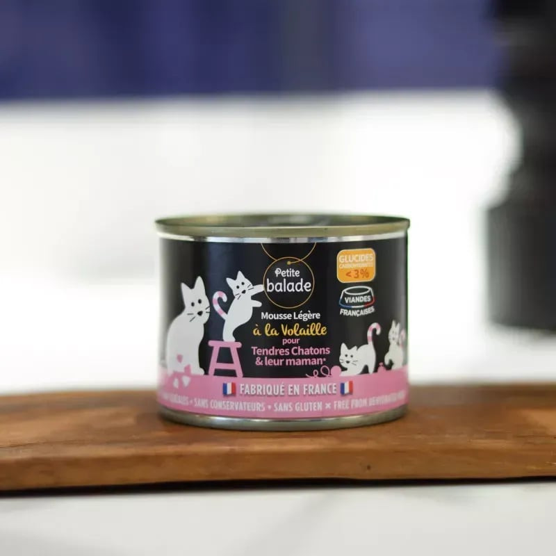 Boîte de pâtée volaille 200g Petite Balade sur planche bois, gros plan couvercle ouvert, étiquette n