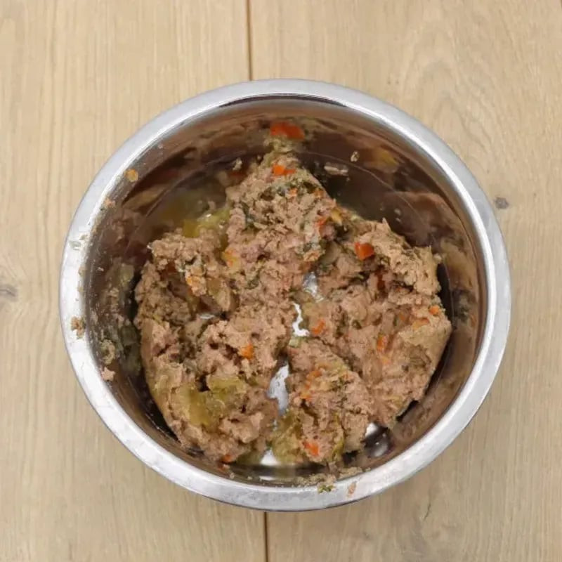Bol de Les Recettes de Daniel Petite balade nourriture chien, texture humide avec ingrédients visibl