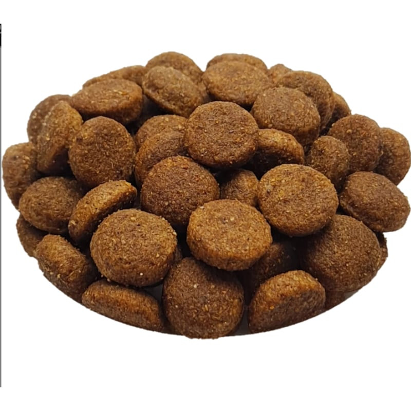 Gros plan sur une pile de croquettes brunes, rondes et texturées des Recettes de Daniel Traditionnel